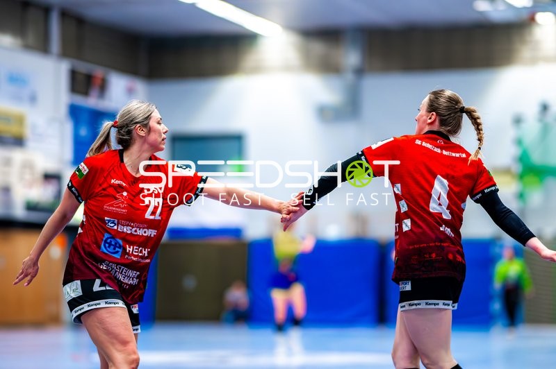 Saskia Fackel (22, SG Schozach-Bottwartal) und Esther Adam (4, SG Schozach-Bottwartal) halten Hände