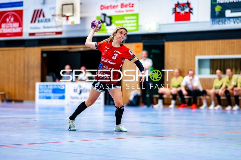Hannah Hönig (3, SG Schozach-Bottwartal) wirft Ball