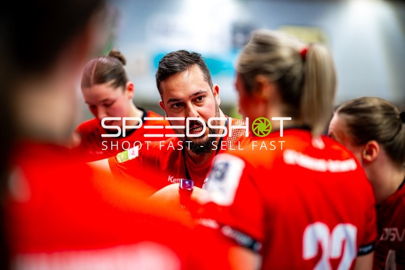 Hannes Diller (0, SG Schozach-Bottwartal) gibt Anweisungen