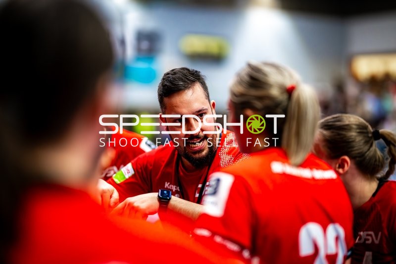 Hannes Diller (0, SG Schozach-Bottwartal) spricht mit Spielerinnen