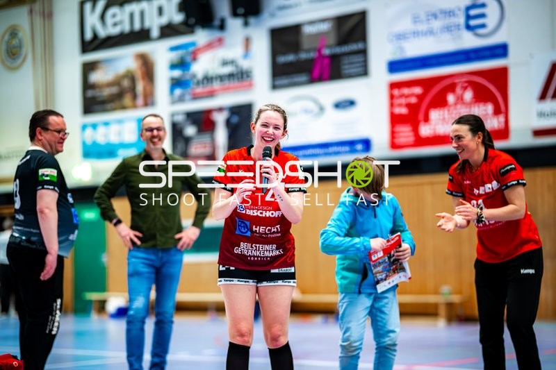 Sophie Räuchle (24, SG Schozach-Bottwartal) spricht ins Mikrofon