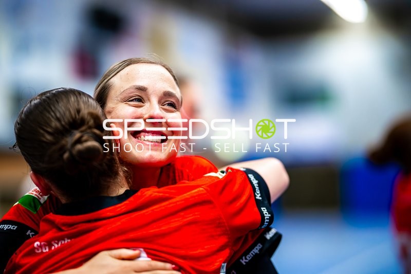 Lisa Loehnig (77, SG Schozach-Bottwartal) umarmt Mitspielerin