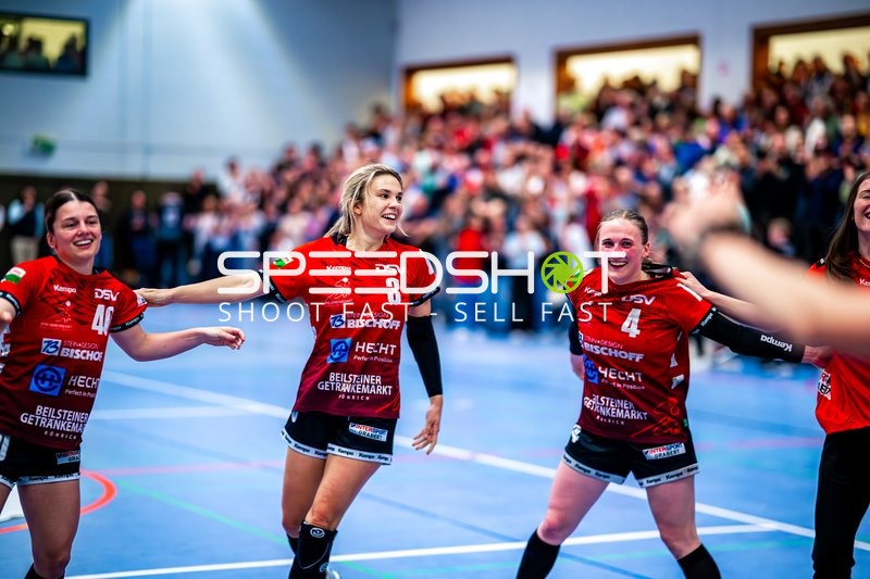 Hannah Hönig (3, SG Schozach-Bottwartal) und Esther Adam (4, SG Schozach-Bottwartal) feiern