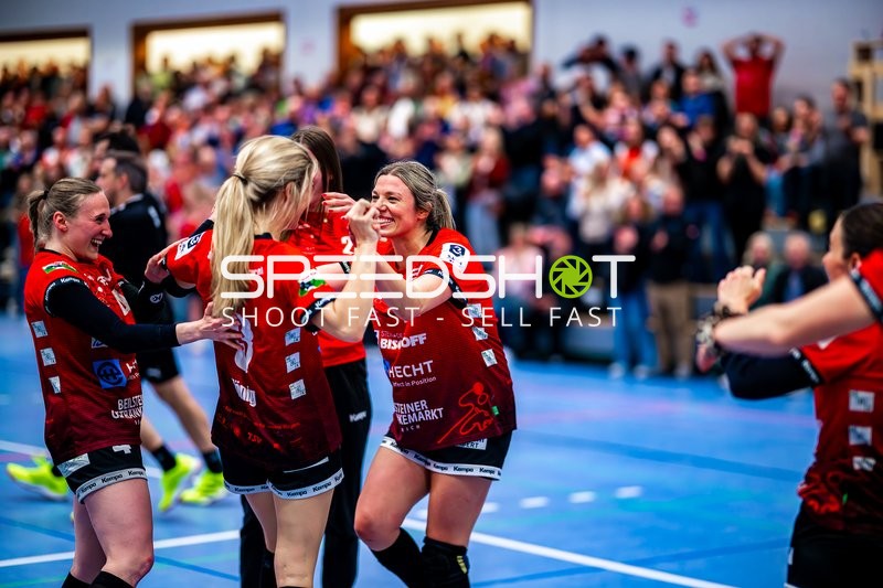 Saskia Fackel (22, SG Schozach-Bottwartal) feiert mit Team