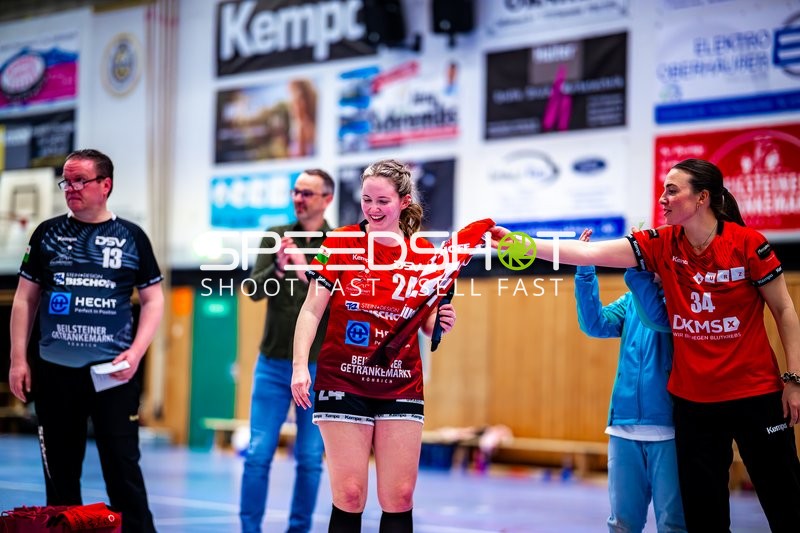 Sophie Räuchle (24, SG Schozach-Bottwartal) tauscht Trikot mit Elena Fabritz (34, SG Schozach-Bottwartal)