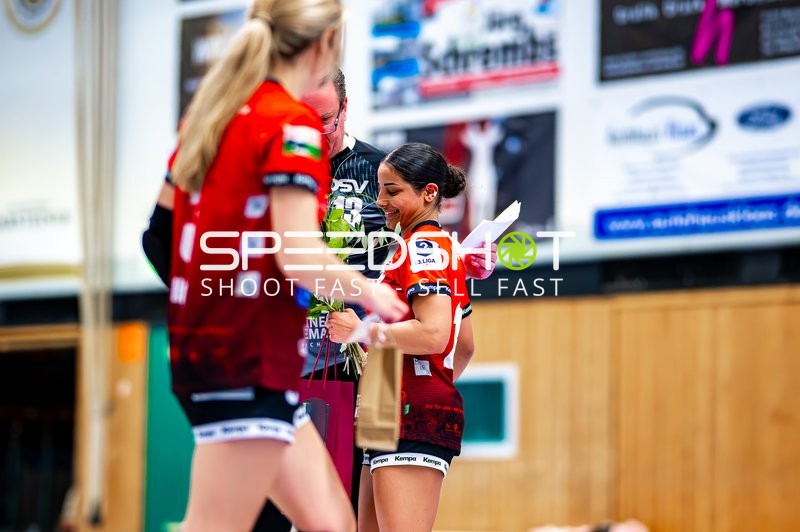 Spielerinnen erhalten Auszeichnungen