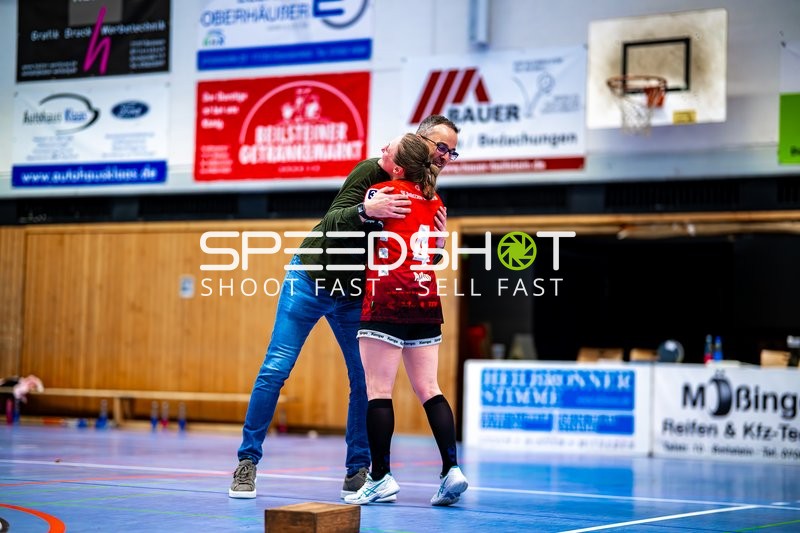 Esther Adam (4, SG Schozach-Bottwartal) umarmt Person