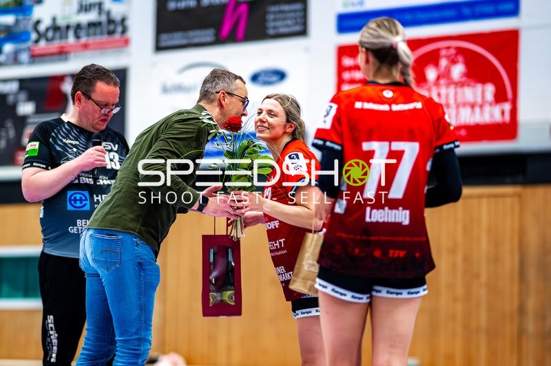 Blumenübergabe an Hannah Hönig (3, SG Schozach-Bottwartal)