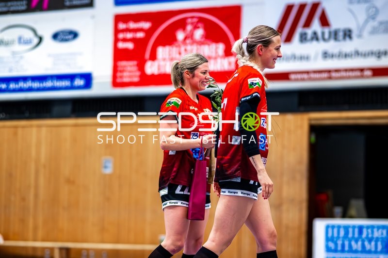 Zwei Spielerinnen in Rot