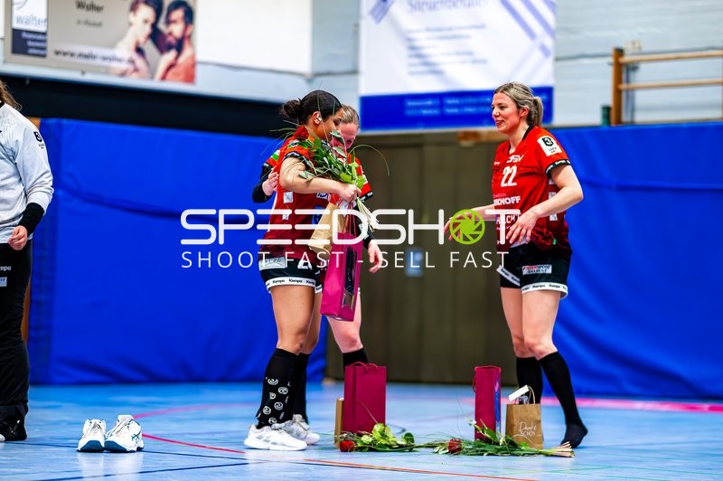 Saskia Fackel (22, SG Schozach-Bottwartal) erhält Geschenke