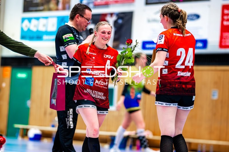 Esther Adam (4, SG Schozach-Bottwartal) erhält Blumen