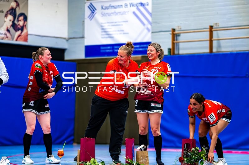 Saskia Fackel (22, SG Schozach-Bottwartal) feiert mit Team