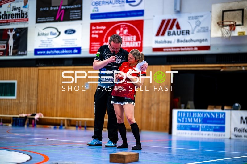 Saskia Fackel (22, SG Schozach-Bottwartal) mit Trainer