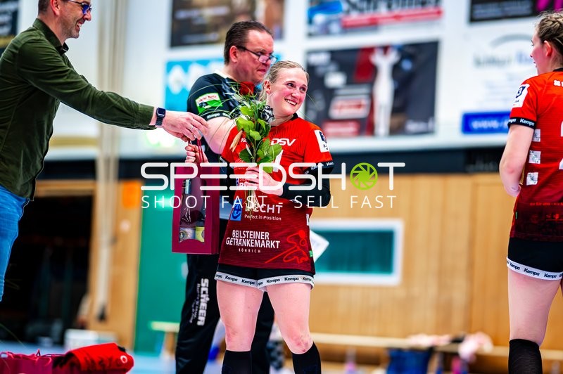 Esther Adam (4, SG Schozach-Bottwartal) erhält Geschenk