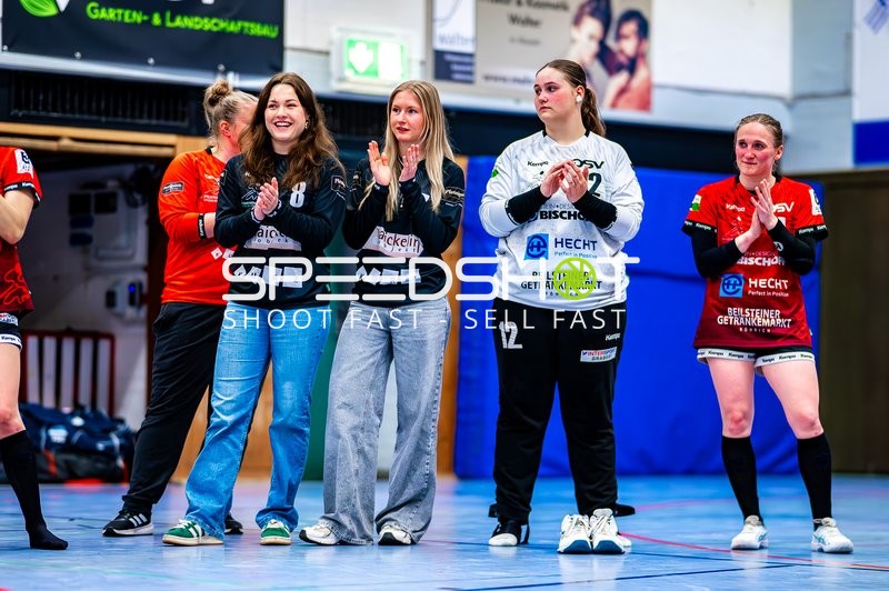 Paula Hofer (8, SG Schozach-Bottwartal) und Liv Fiederer (7, SG Schozach-Bottwartal) klatschen