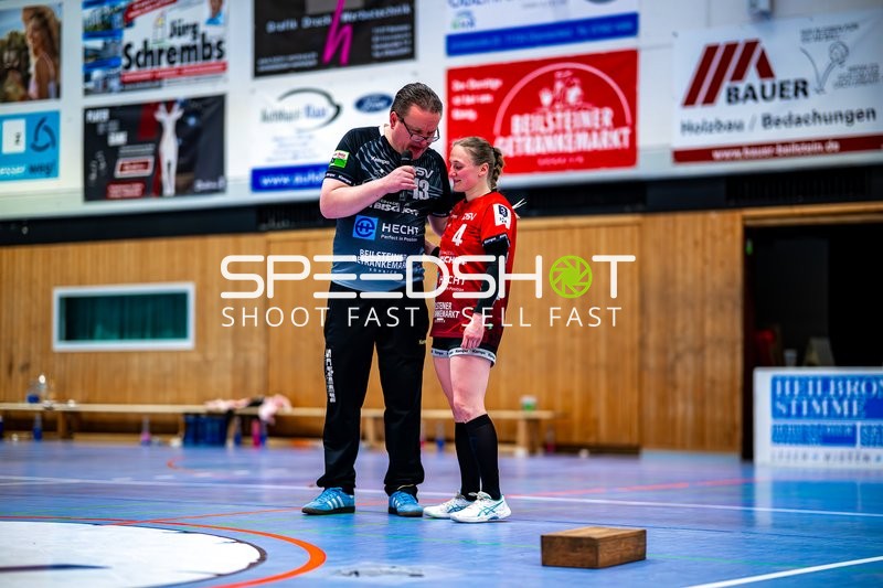 Schiedsrichter mit Esther Adam (4, SG Schozach-Bottwartal)