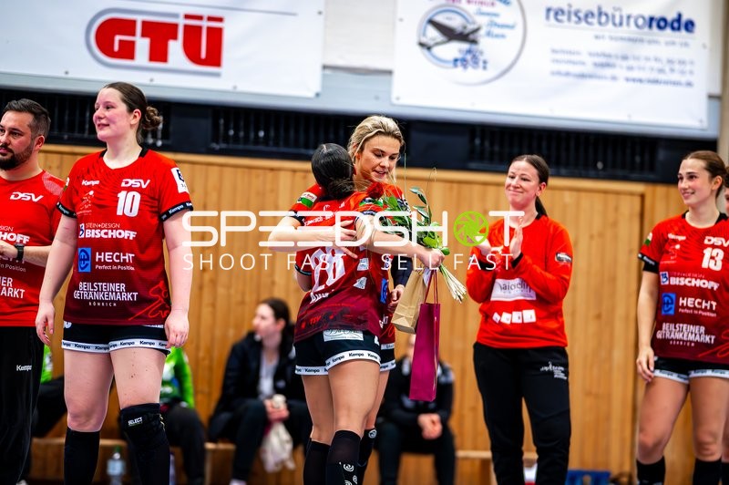Aylin Bornhardt (13, SG Schozach-Bottwartal) umarmt Mitspielerin