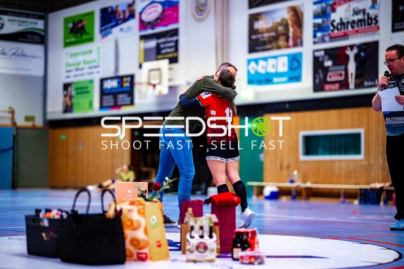 11, SG Schozach-Bottwartal umarmt Person