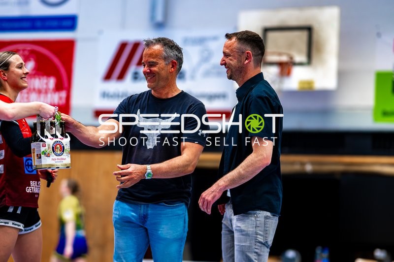 Spielerin übergibt Getränkekarton