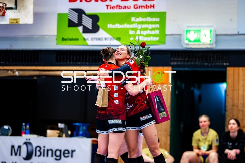 Liv Fiederer (7, SG Schozach-Bottwartal) umarmt Mitspielerin