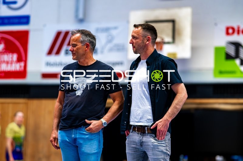 Zwei Männer in Halle