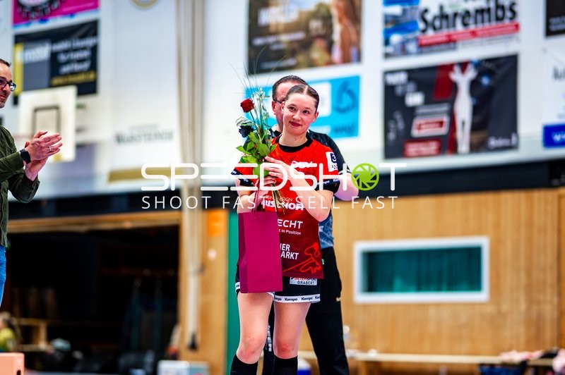 Spielerin erhält Blumen