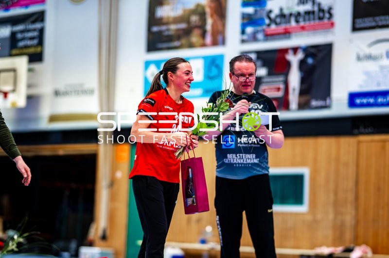 Elena Fabritz (34, SG Schozach-Bottwartal) erhält Geschenk