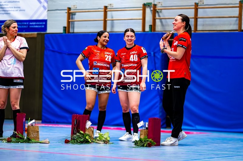 Spielerinnen mit Geschenken