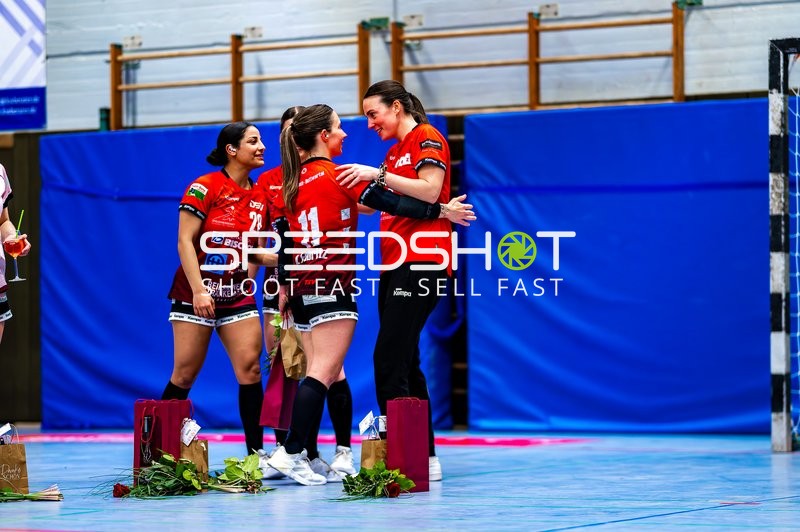 Spielerinnen feiern zusammen