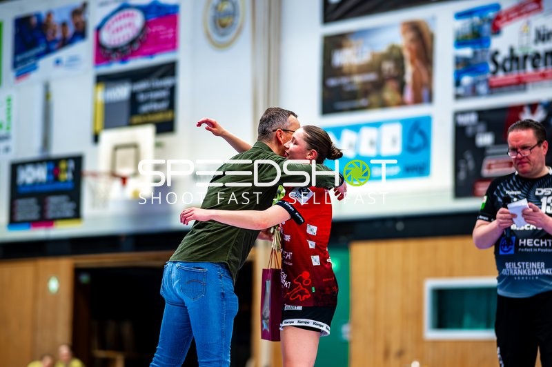 Spielerin umarmt Person