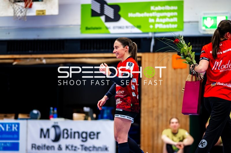 Spielerinnen in roten Trikots