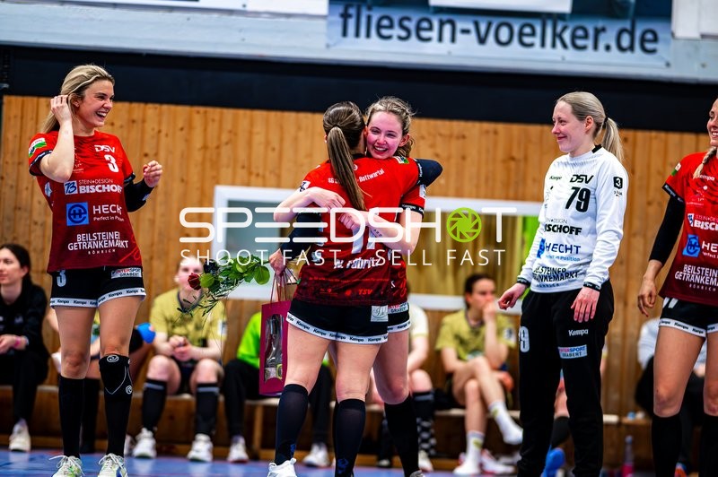 11, SG Schozach-Bottwartal umarmt Spielerin