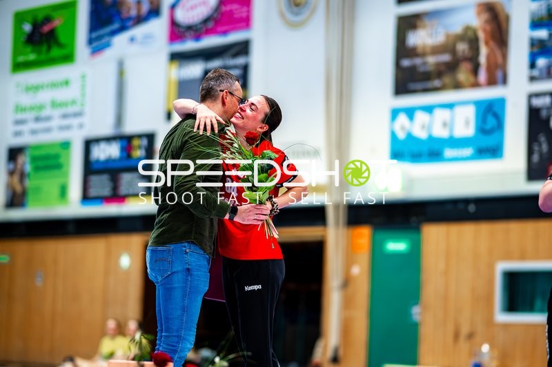 Elena Fabritz (34, SG Schozach-Bottwartal) umarmt Person