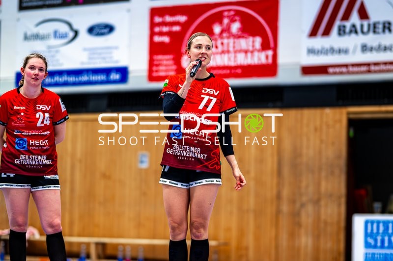 Lisa Loehnig (77, SG Schozach-Bottwartal) spricht ins Mikrofon