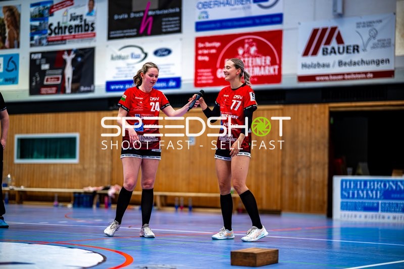 Sophie Räuchle (24, SG Schozach-Bottwartal) übergibt Mikrofon an Lisa Loehnig (77, SG Schozach-Bottwartal)