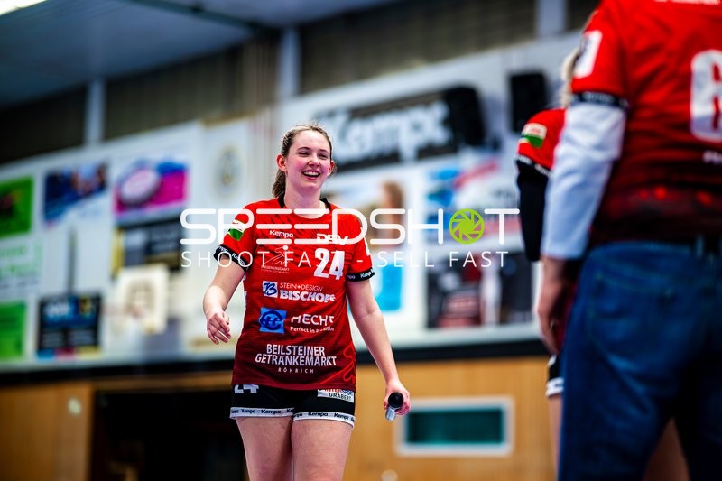 Sophie Räuchle (24, SG Schozach-Bottwartal) mit Mikrofon