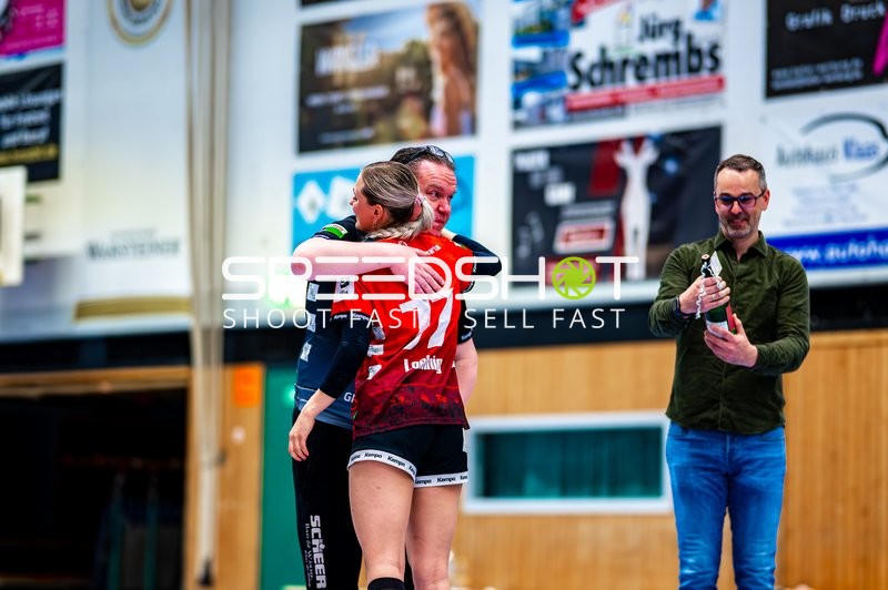 Lisa Loehnig (77, SG Schozach-Bottwartal) umarmt