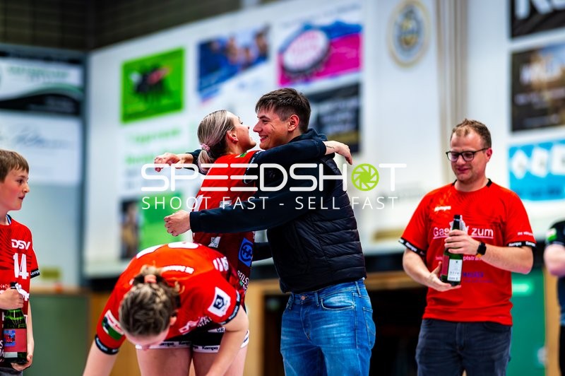 Spielerinnen feiern Sieg