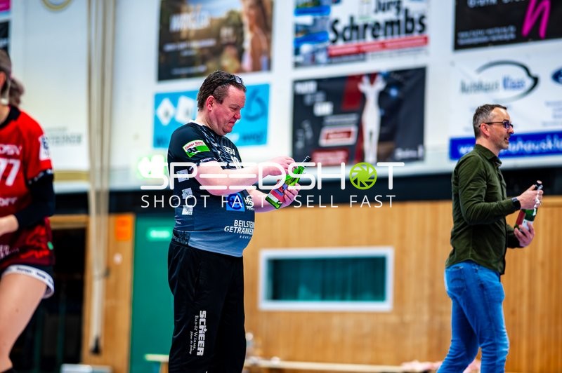 Zwei Männer mit Flaschen