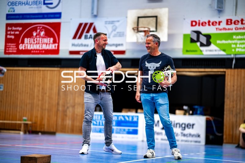 Zwei Männer mit Getränken