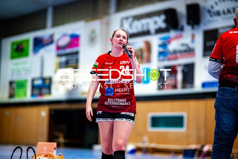 Sophie Räuchle (24, SG Schozach-Bottwartal) spricht ins Mikrofon