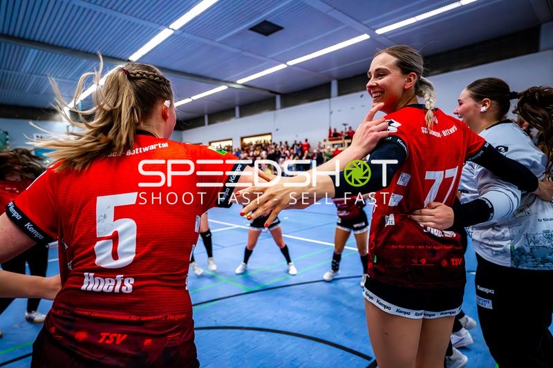 Lisa Loehnig (77, SG Schozach-Bottwartal) und Spielerin mit 5 feiern