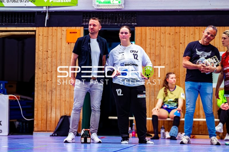 Hanna Krause (12, SG Schozach-Bottwartal) neben Betreuern