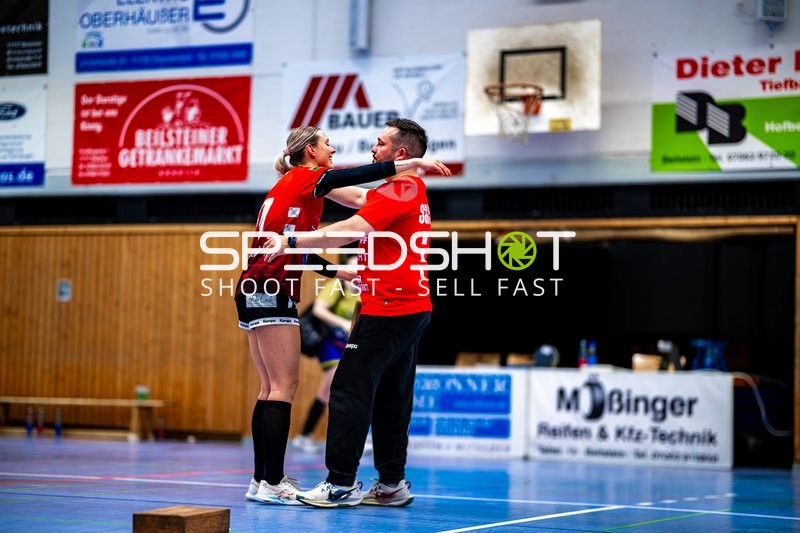 Umarmung in rotem Trikot