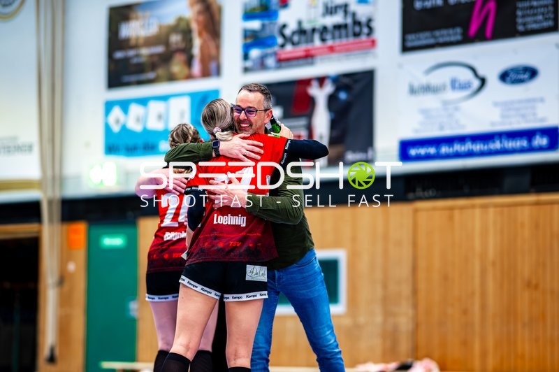 Lisa Loehnig (77, SG Schozach-Bottwartal) umarmt