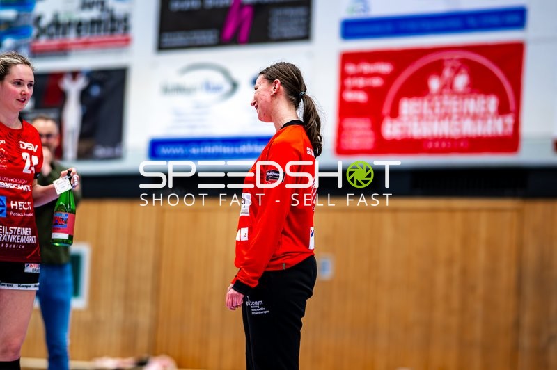 Zwei Spielerinnen in Rot