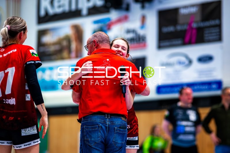 Umarmung Lisa Loehnig (77, SG Schozach-Bottwartal) und Mann