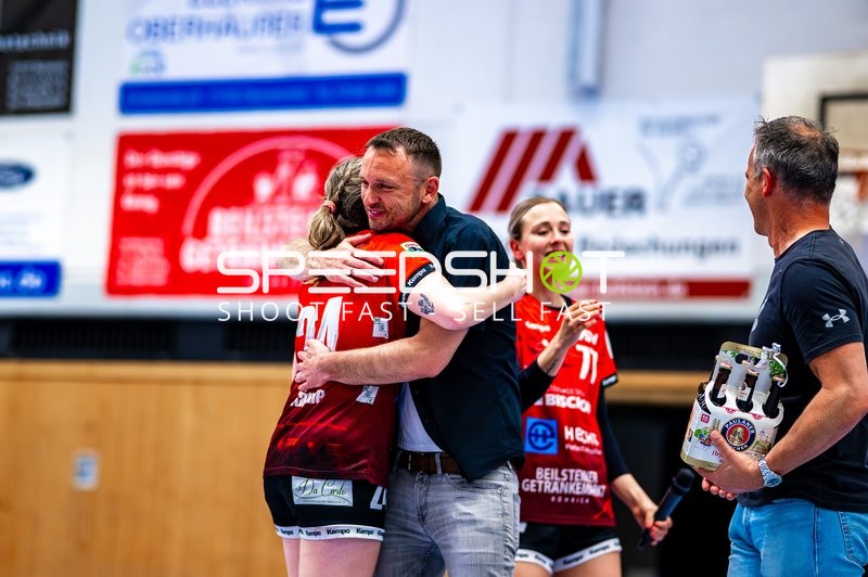 Sophie Räuchle (24, SG Schozach-Bottwartal) umarmt Mann