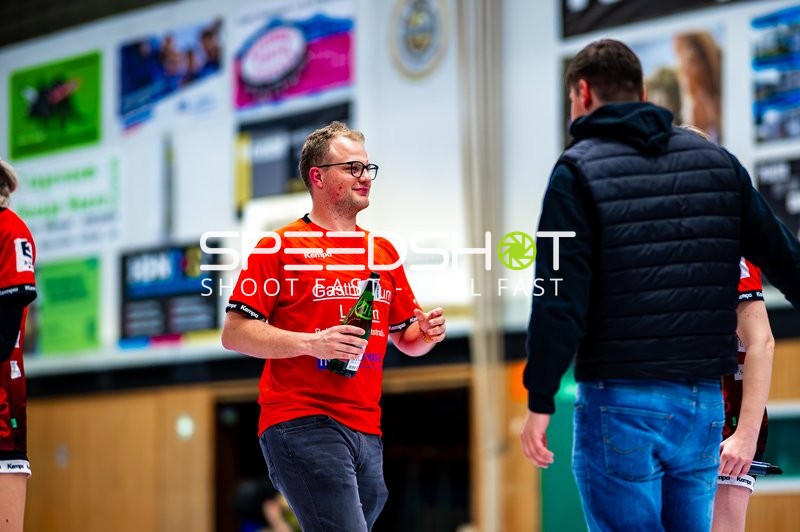 Person mit Getränk in Halle