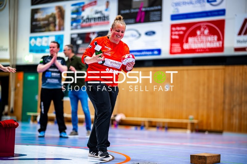 Hannes Diller (0, SG Schozach-Bottwartal) mit Geschenk